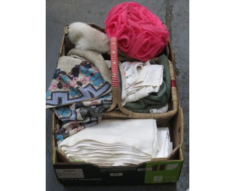 BOX CONTAINING VINTAGE CLOTHING AND LINENS, ETC. 