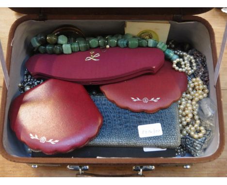 SUITCASE CONTAINING LARGE QUANTITY OF COSTUME JEWELLERY, PEARL AND PEARL TYPE NECKLACES, ETC. 