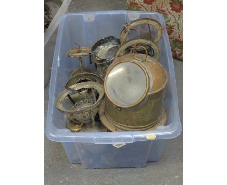 BOX CONTAINING VARIOUS VINTAGE BRASS LIGHT FITTINGS, OTHER BRASSWARE AND SHIP'S BINNACLE 