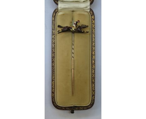 GOOD QUALITY GOLD COLOURED STICK PIN DEPICTING A JOCKEY ON HORSEBACK 