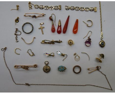 PARCEL OF GOLD AND GOLD COLOURED BROOCH, RING, EARRINGS AND CROSS 