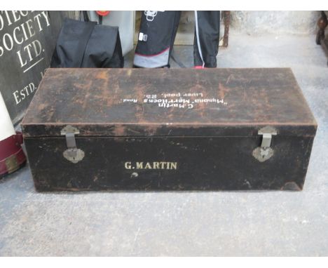 VINTAGE METAL TRUNK 