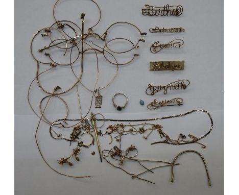 GOLD AND GOLD COLOURED JEWELLERY INCLUDING NAME BROOCHES, EARRINGS, RING, GLASSES AND FRAMES, ETC. 