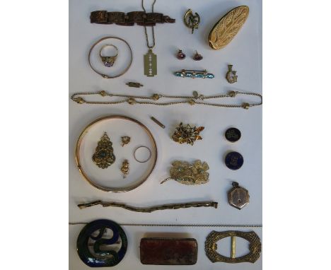 MIXED LOT OF GOLD AND GOLD COLOURED JEWELLERY INCLUDING 9ct GOLD DRESS RING, BABY BANGLE, 9ct PENDANT ON CHAIN AND BANGLE, ET