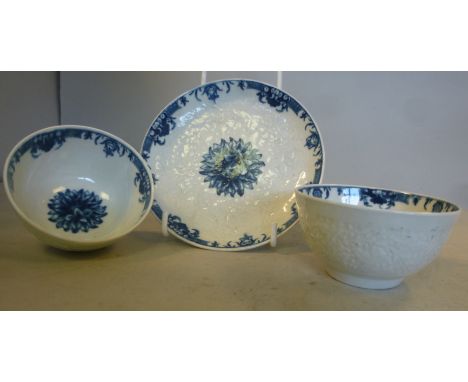 Late 18thC Worcester porcelain, viz. a pair of tea bowls and a matching saucer, decorated in blue and white with floral desig