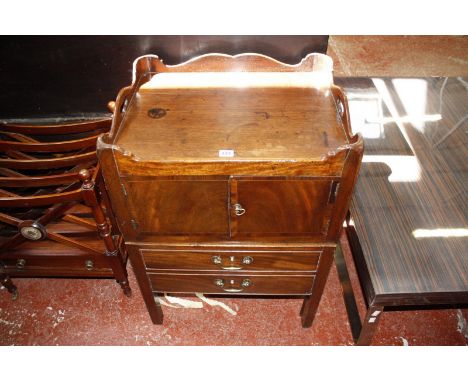 A Georgian mahogany commode.
