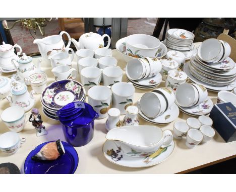 A quantity of assorted 19th Century and 20th Century tableware, to include Davenport, Ironstone, Royal Worcester and Cauldron