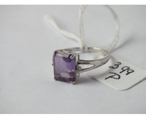 14ct white gold and amethyst ring – size O      