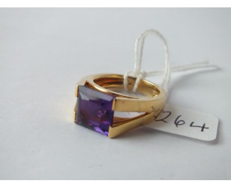 heavy 18ct gold square set amethyst signet ring – size P – 8.7gms  