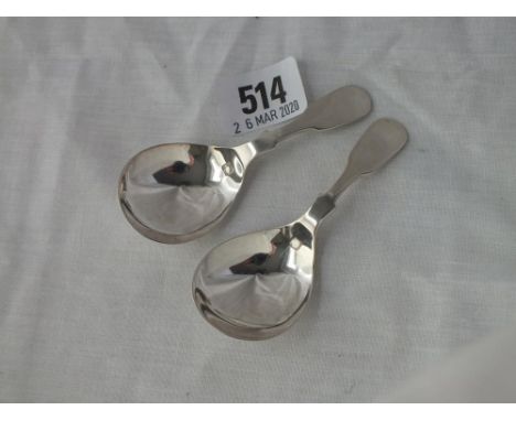 Pair of fiddle pattern caddy spoons – 1970 by M&amp;W    