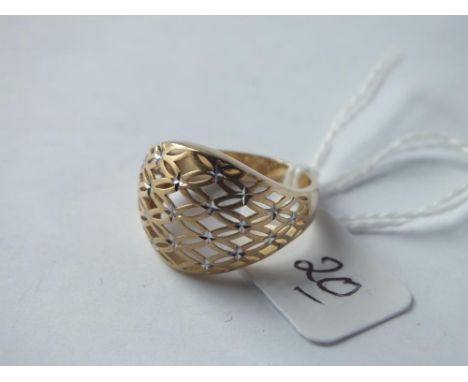 9ct wide pierced ring approx. size N      