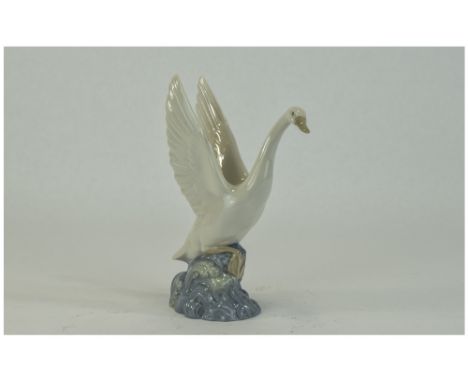 Nao by Lladro Bird Figure ' Swan Ready to Take off ' c.1990's. 8.25 Inches High. Mint Condition. 