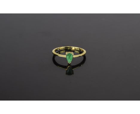 Ladies 9ct Yellow Gold Set Pear Cut Emerald Ring. The Nice Quality Emerald of Good Colour, From Zambia. Fully Hallmarked. 