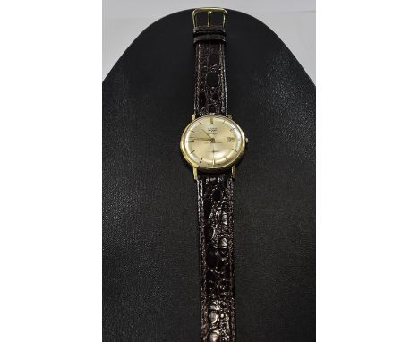 Gents DuWard Calendar 18ct Watch. Circa 1950s gents manual wind wrist watch. Classic design silver coloured dial with gold ho