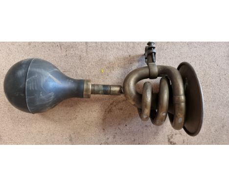 A Vintage brass Le Serpentine handlebar mounted horn 