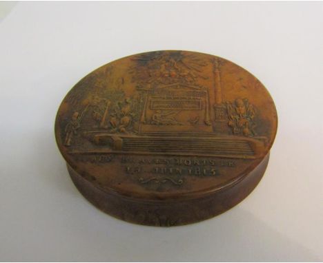 An early 19c pressed Maple snuff box, the lift off lid with a scene of the fall of Napoleons guard at the Battle of Waterloo 