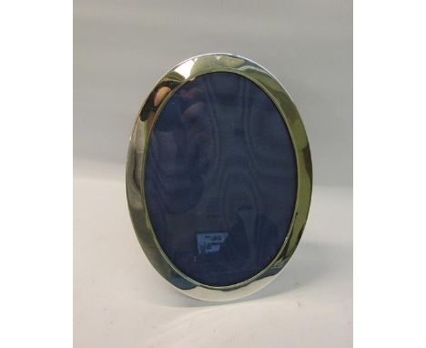 An Edwardian silver easel photo frame, makers mark for J Batson &amp; Son, London 1902. 23.5cms h.