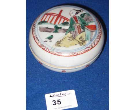 Chinese porcelain famille vert enamel decorated cushion shaped circular box and cover.  Unmarked.  10cm diameter.
*** CONDITI