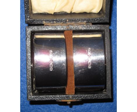 Cased pair of plain silver oval section napkin rings.  Sheffield hallmarks.