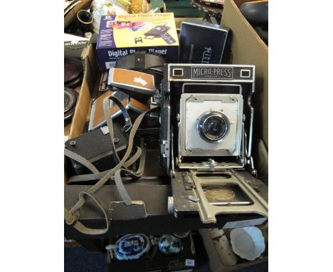 Tray of assorted cameras to include Kodak Brownie 127, Bell and Howell electric eye 127, Mirander, Compact, Video light, Micr