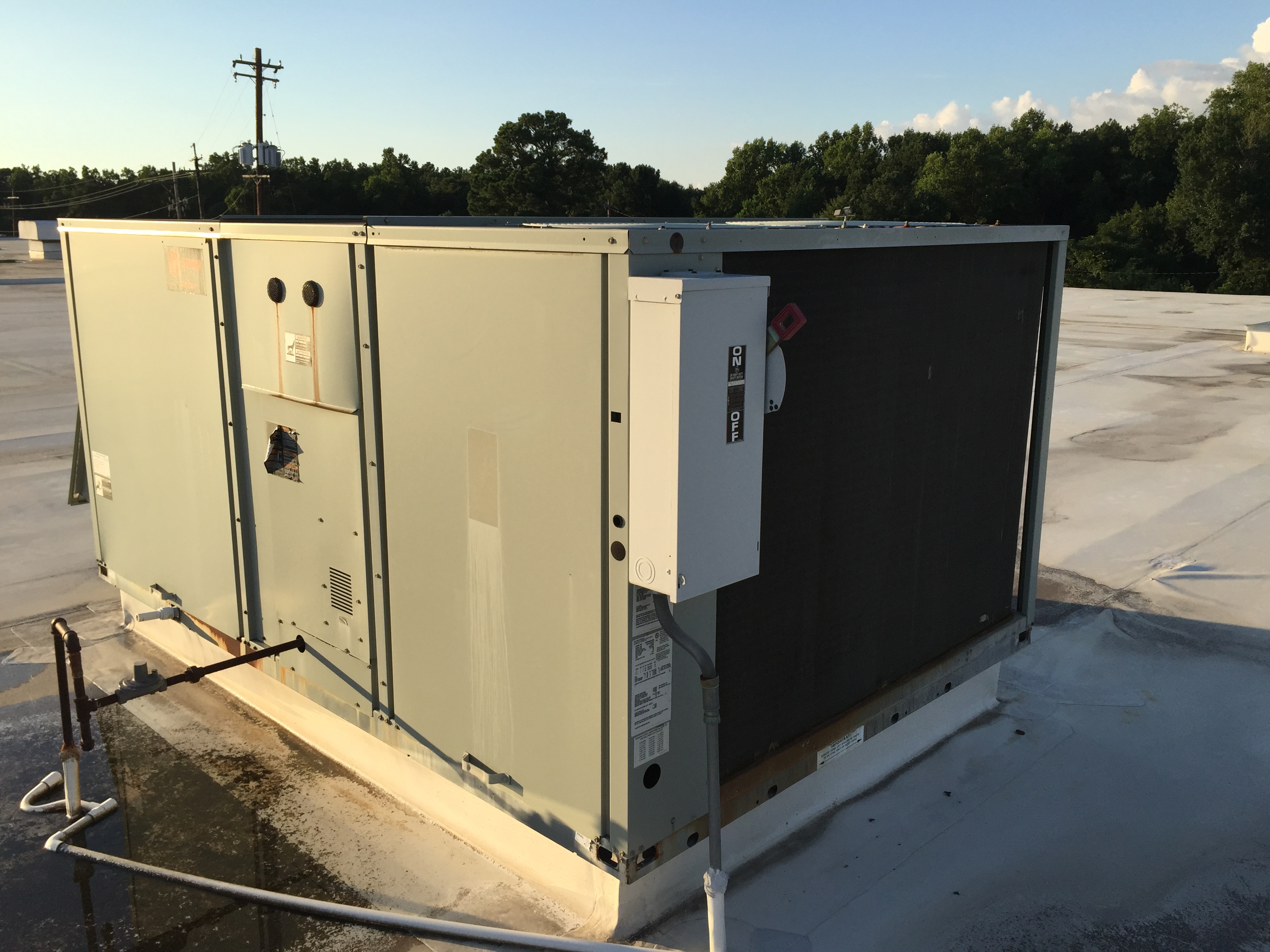 12.5 TONS 2006 TRANE VOYAGER PACKAGED ROOFTOP AIR CONDITIONER, GAS