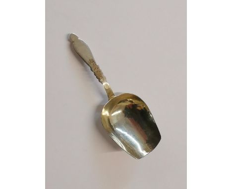 A late 19th century/early 20th century Russian caddy spoon with floral engraving, Location: CAB 
