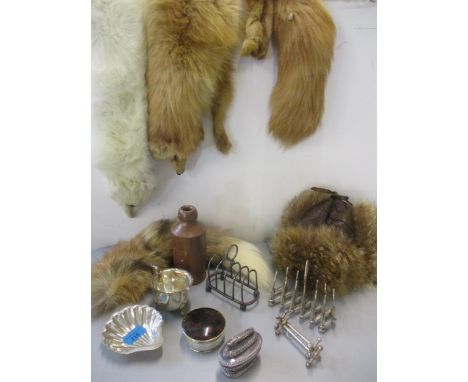 A small lot of silver plated items to include a concertina toast rack, together with other items to include vintage fur stole