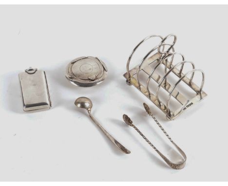 A SILVER FIVE BAR TOASTRACK AND FOUR FURTHER ITEMS (5)The toastrack Sheffield 1910, also a small circular compact, having two