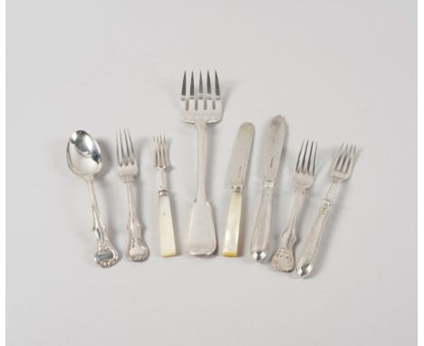 A PART SET OF SILVER AND MOTHER-OF-PEARL DESSERT OR FRUIT KNIVES AND FORKS AND FURTHER ITEMS (QTY)The dessert knives and fork