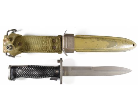 American M5 A1 Garand knife bayonet with M5 to ricasso, 17cm single edged blade and scabbard marked U.S M8A1.V.P.Co, with bel
