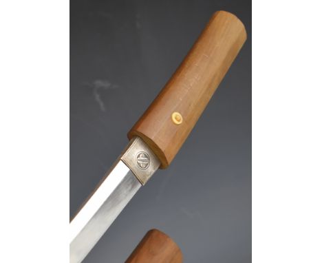 Japanese short sword with plain wooden grip, signed tang, crossed leaf / feather motif to habaki, 44cm curved blade and woode