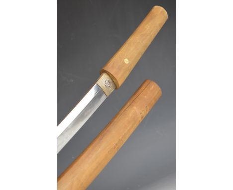 Japanese short sword with plain wooden grip, crossed leaf / feather motif to habaki, 62cm curved blade and wooden scabbard. P