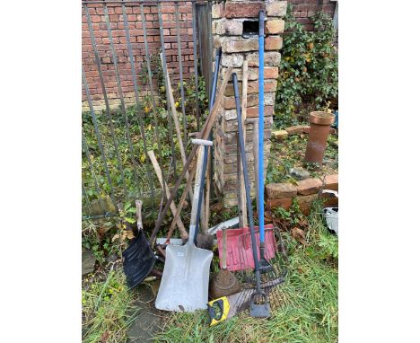 A QUANTITY OF GARDEN TOOLS AND A COPPER POS5ER 