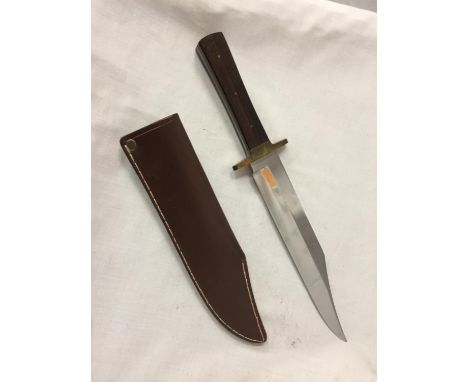 A LARGE BOWIE KNIFE, 24CM BLADE, LEATHER SCABBARD 