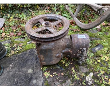 A VINTAGE MOTOR WITH A PULLEY WHEEL ATTATCHED 
