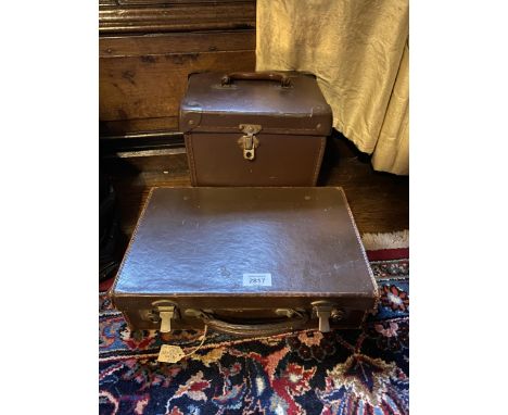 A SMALL LEATHER SUITCASE CONTAINING VINTAGE PHOTOGRAPHS AND A PROJECTOR IN CARRYING CASE 