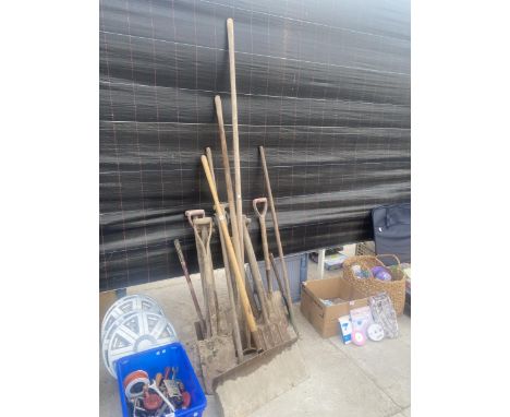 A LARGE ASSORTMENT OF GARDEN TOOLS TO INCLUDE SPADES, RAKES AND FORKS ETC 
