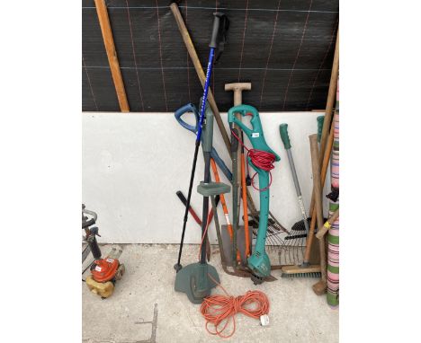 AN ASSORTMENT OF GARDEN TOOLS TO INCLUDE GARDEN SHEARS, ELECTRIC STRIMMERS AND A SPADE ETC 