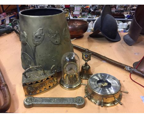 A MIXED BRASS COLLECTION TO INCLUDE A DECORATIVE BUCKET, COMPASS, BELL, DOORPLATE ETC. 