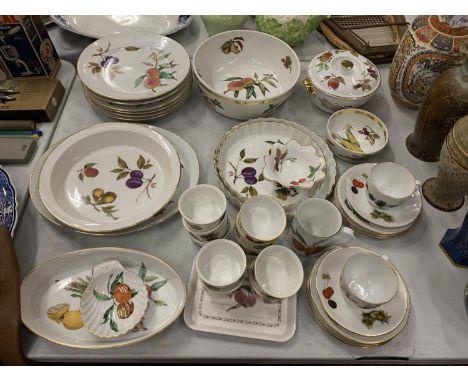 A LARGE AMOUNT OF ROYAL WORESTER 'EVESHAM' WARE TO INCLUDE PLATES, RAMEKIN DISHES, FLAN DISHES, CUPS, SAUCERS,ETC 