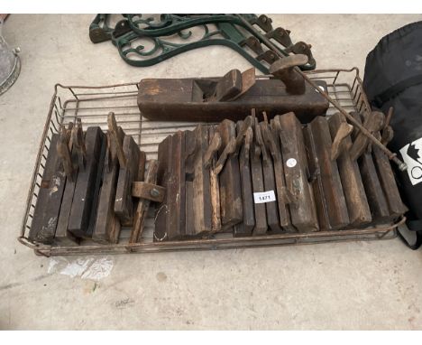 A LARGE ASSORTMENT OF VINTAGE WOOD PLANES 