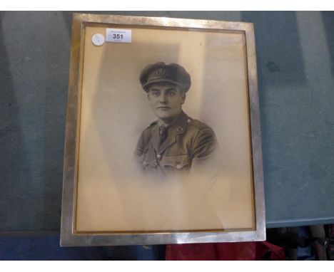A GOOD QUALITY SILVER FRAMED PHOTO OF A FIRST WORLD WAR OFFICER OF THE KINGS SHROPSHIRE LIGHT INFANTRY, SIZE OF FRAME 34CM X 