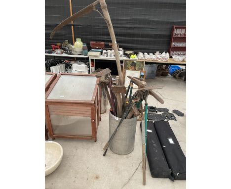 A LARGE ASSORTMENT OF GARDEN TOOLS TO INCLUDE A VINTAGE SYTHE, AXES AND PICK AXES ETC 