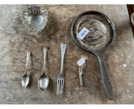 A COLLECTION OF SILVER ITEMS TO INCLUDE PIERCED DISH, FORK AND TWO TEASPOONS, HAND MIRROR FRAME AND A CIGAR CUTTER TOTAL WEIG