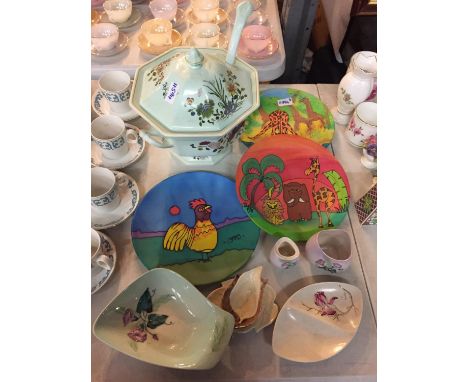 VARIOUS ITEMS OF CEAMICS TO INCLUDE A CALYX WARE MING JADE DISH WITH LID AND LADLE, CARLTONWARE AND THREE HAND PAINTED PLATES