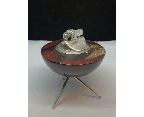 AN ORIENTAL STYLE TRIPOD TABLE LIGHTER 