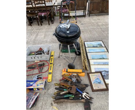 AN ASSORTMENT OF GARDEN ITEMS TO INCLUDE A BBQ, LAWN RAKE AND TOOLS ETC 