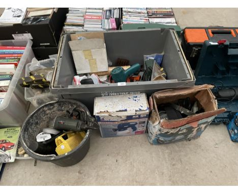 AN ASSORTMENT OF TOOLS AND HARDWARE TO INCLUDE AN ANGLE GRINDER, STRAPS AND A SANDER ETC 