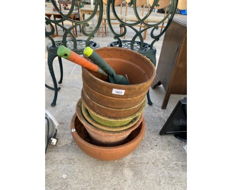 AN ASSORTMENT OF TERACOTTA PLANT POTS AND GARDEN TOOLS 