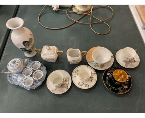 AN AMOUNT OF PATTERNED CERAMICS TO INCLUDE BLUE AND WHITE ORIENTAL STYLE MINIATURE TEAPOT AND TEA BOWLS, GIBSONS BLACK AND GO